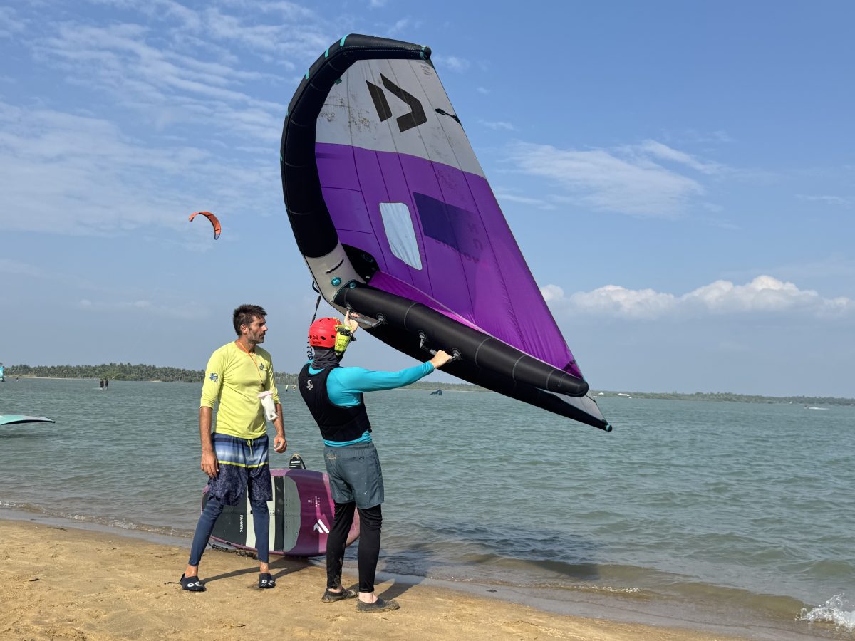 Wingfoilen in der Lagune Kalpitiya Sri Lanka während der Saison